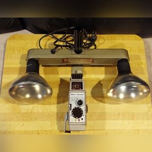 1950S BELL & HOWELL 8MM CAMERA & HAND-HELD LIGHT BAR FOR INDOOR PROJECTOR MOVIES